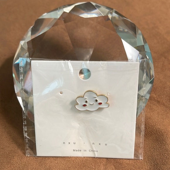 Cloud enamel Pin - Picture 1 of 5